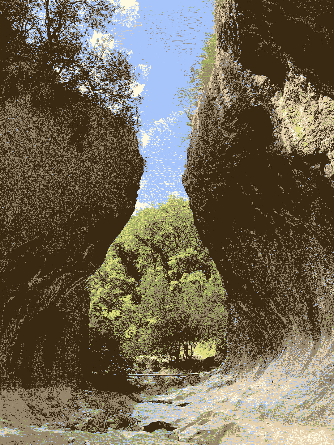 Bild von einem Durchgang durch ein felsiges Portal.